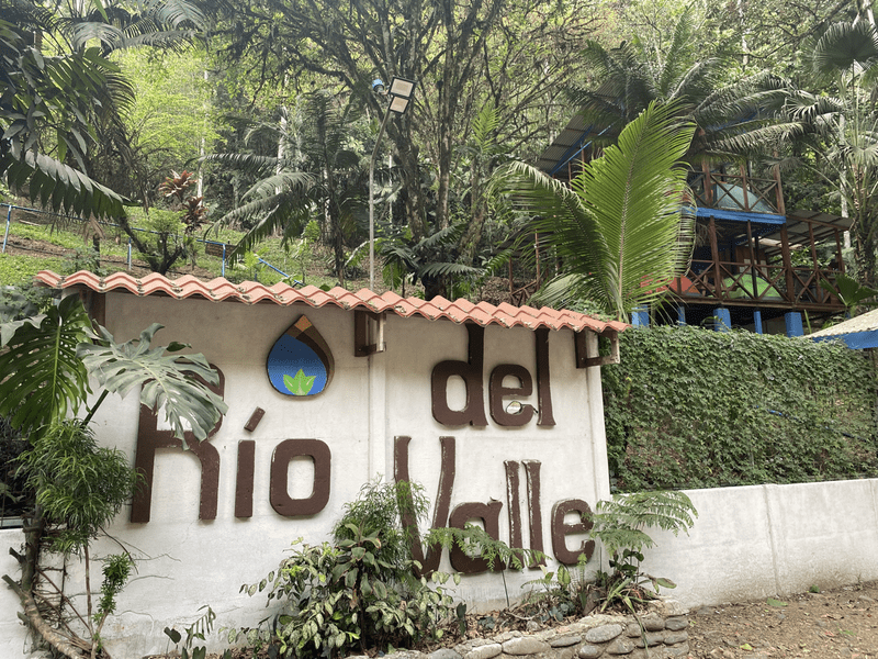 cr5 rio del valle sign